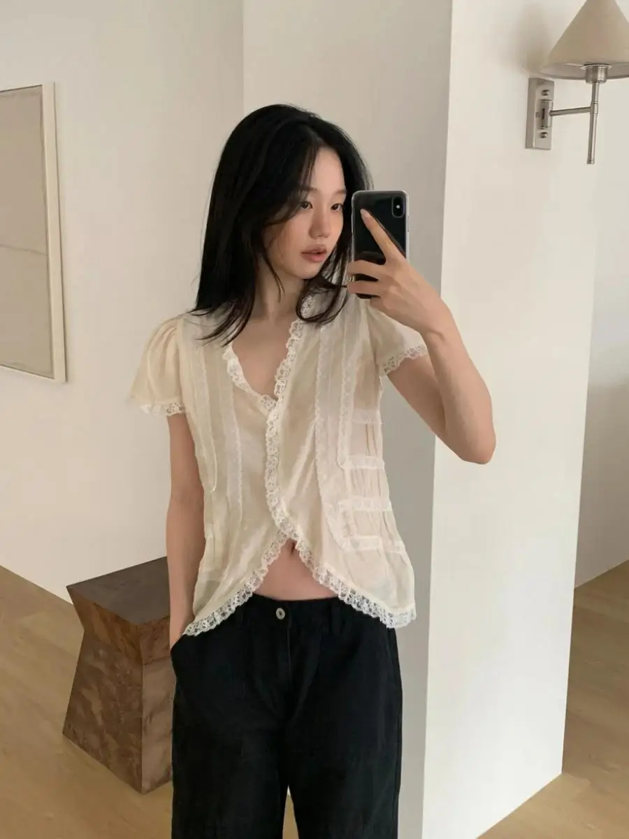 

Sweet Youthful Lace Trim V Neck Short Sleeve Shirt Women's Gathered Waist Irregular Hem Top Dongda Gate Style Summer Fashion