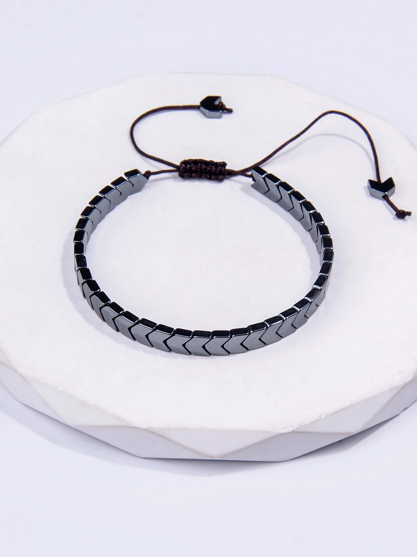 1 Stück, schlichtes und modisches Armband mit Hematit-Pfeil-Anhänger, exquisites Charm-Armband für Herren, ideal als Geschenk für festliche Anlässe, Partys oder Feiertage.