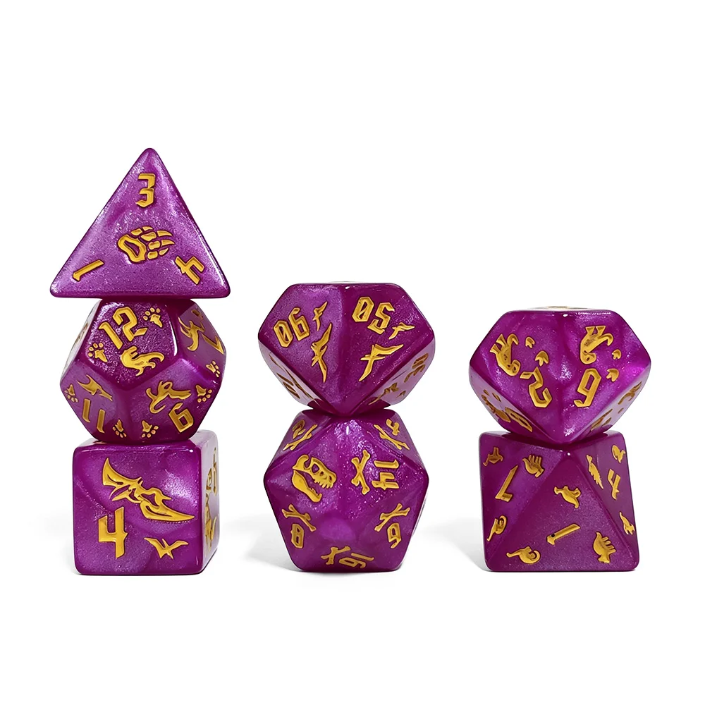 Dinosaurier-Themen DND Würfelset, 7-teiliges Lila Schimmerndes Würfelset mit Goldenem Dino-Skelett & Fußabdruck für DND Tabletop RPG & Brettspiele – Detail 4
