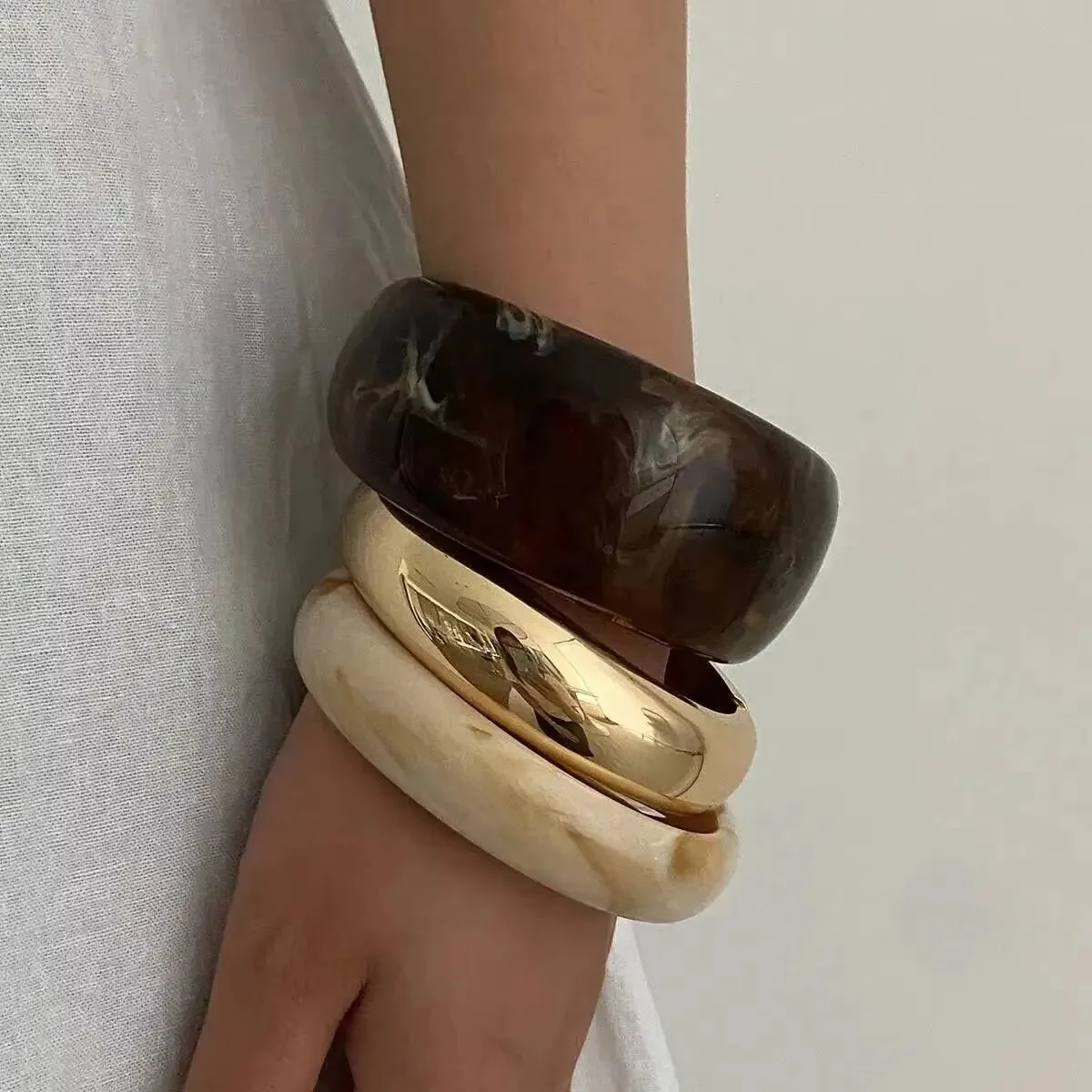 KunJoe ريترو براون سميكة الراتنج الاكريليك سوار للنساء البوهيمي كبير جولة واسعة سوار الإسورة تكويم اليد مجوهرات هدايا