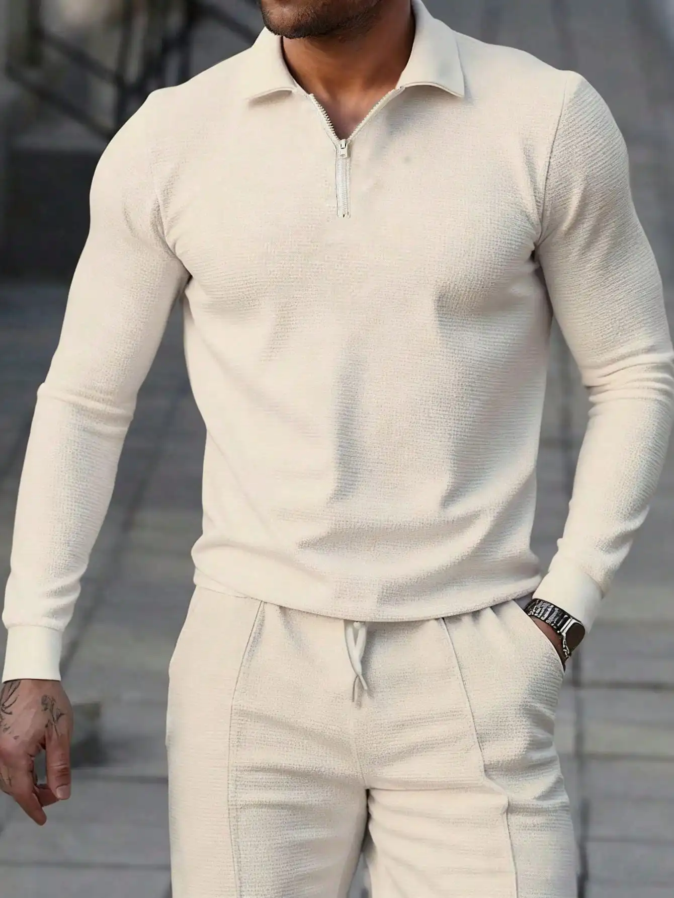 

Мужская однотонная бежевая рубашка-поло с длинным рукавом на молнии и фактурной вязкой