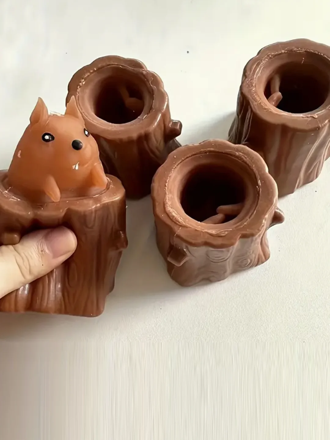 لعبة ضغط تحرير الضغط على شكل سنجاب واحد - لعبة تخفيف قرصة الطاولة الحسية ذات فتحة تهوية بلاستيكية متينة