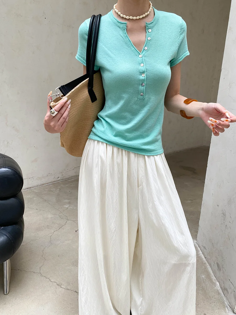 Sommerliches, modisches Damen-T-Shirt mit Knöpfen, V-Ausschnitt, kurzen Ärmeln und schmaler Passform aus Strick. – Detail 5