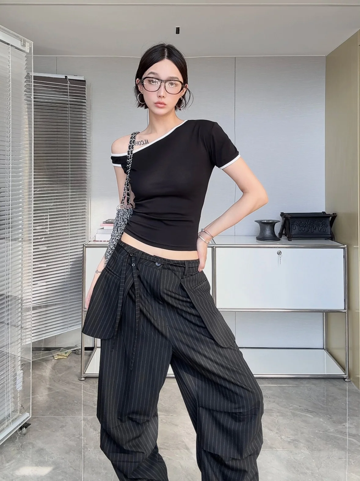 

Футболка IAMCPLUS с асимметричным вырезом на плече, цветной вставкой, приталенная, для повседневной носки, влагоотводящая, летняя, молодежная, с перекрестным узором