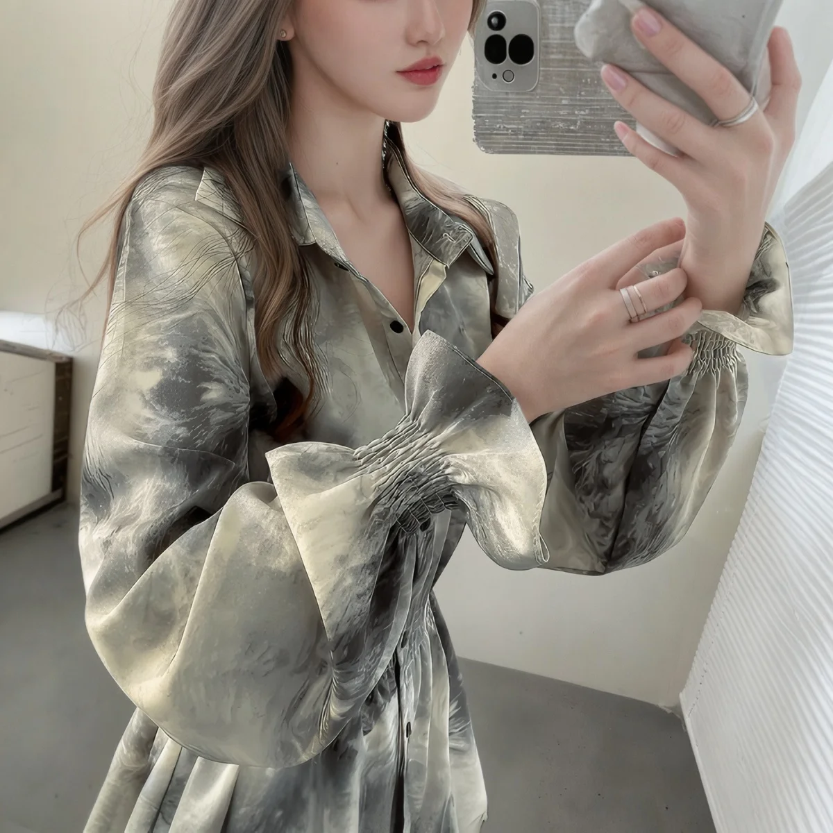 レディース ヴィンテージ プリント シャツ - 長袖、ハイウエスト、ターンダウンカラー、ライトグレー - 女性用のトレンディな春のトップス