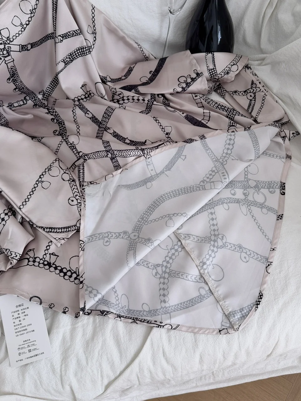 세련된 비대칭 셔츠 드레스 새틴 프린트 벨트 허리 사이드 타이 슬랜트 숄더 디자인 반팔 A라인 스커트 드레스