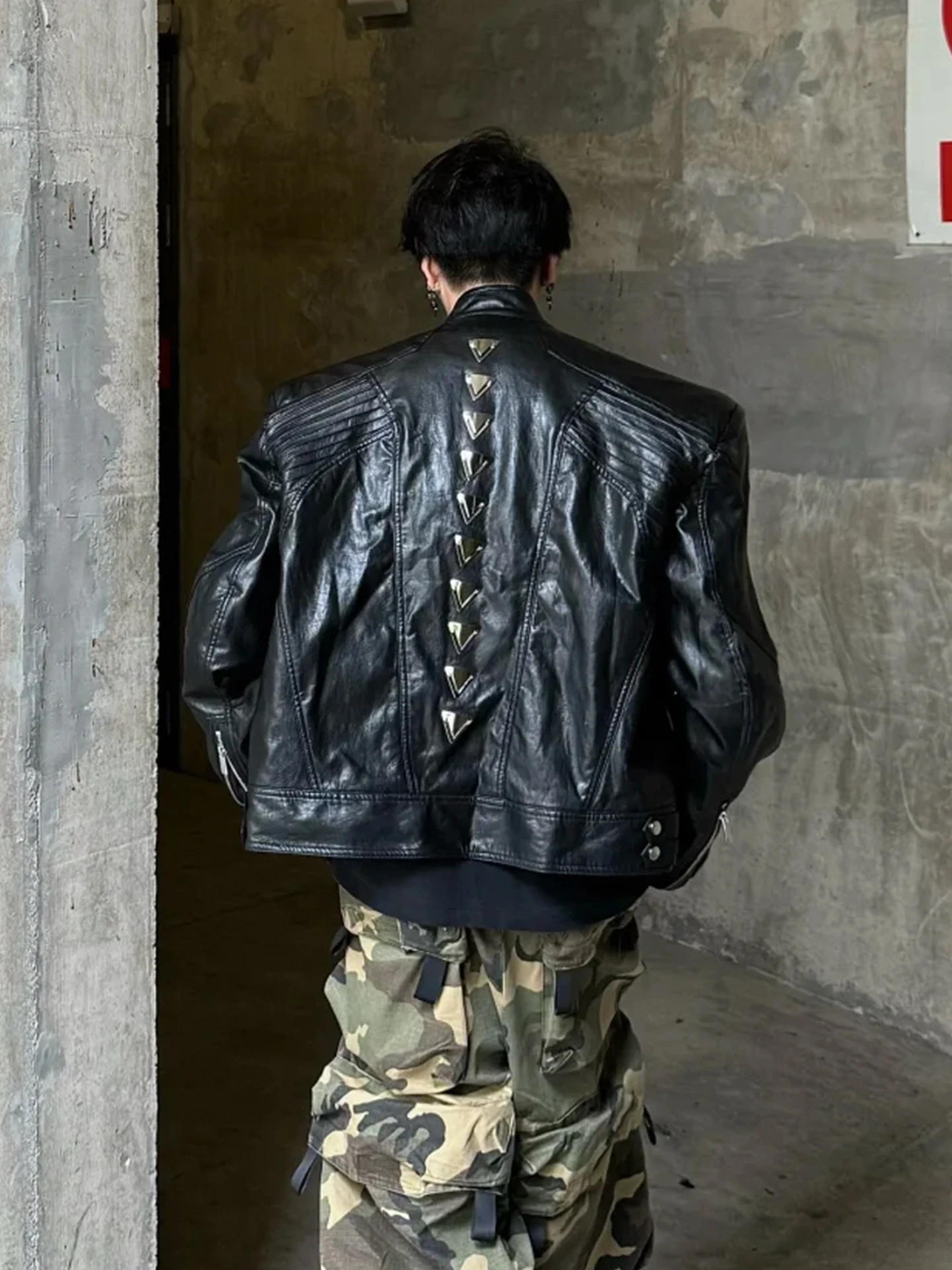 

Мужская демисезонная куртка-бомбер из металлизированной ткани с воротником-стойкой, на молнии, с наплечниками, однотонная, повседневная