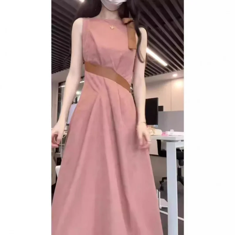 النمط الفرنسي تصميم تحسس بلا أكمام Dress2024New المرأة الصيف المتخصصة الرجعية الخصر مقصوص الراقية فستان بحزام الوردي
