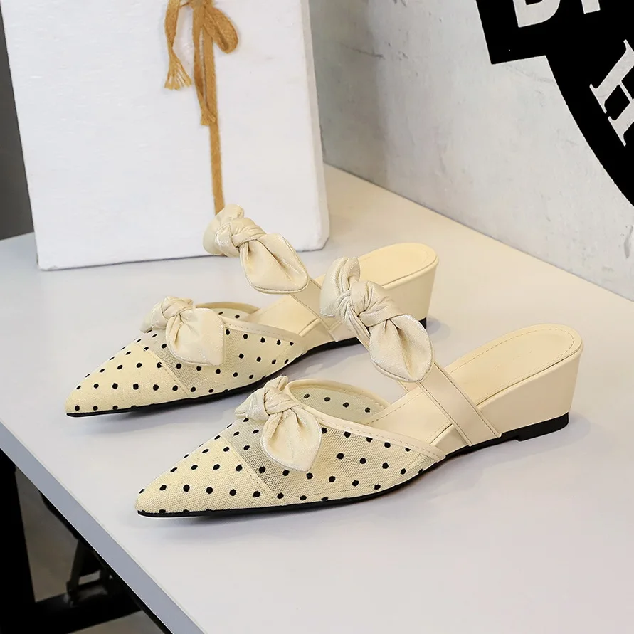 Zapatillas de mula con parte delantera cerrada de tela de malla para mujer, versátiles, poco profundos, con lazo, Tacón de Cuña, zapatos de tacón medio puntiagudos