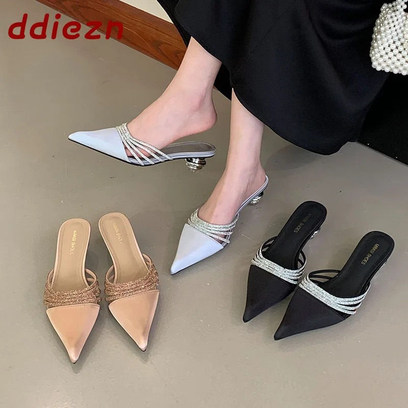

Новые женские туфли-мюли с острым носком, модные шлепанцы с стразами, необычный каблук, уличные туфли-лодочки, сандалии-мюли для женщин