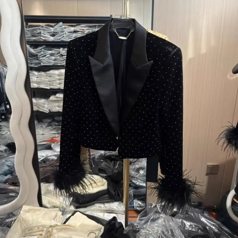 

Европейская промышленность, черная короткая бархатная куртка в стиле каваи со стразами для женщин, стильный осенний новый пиджак с перьями и рукавами