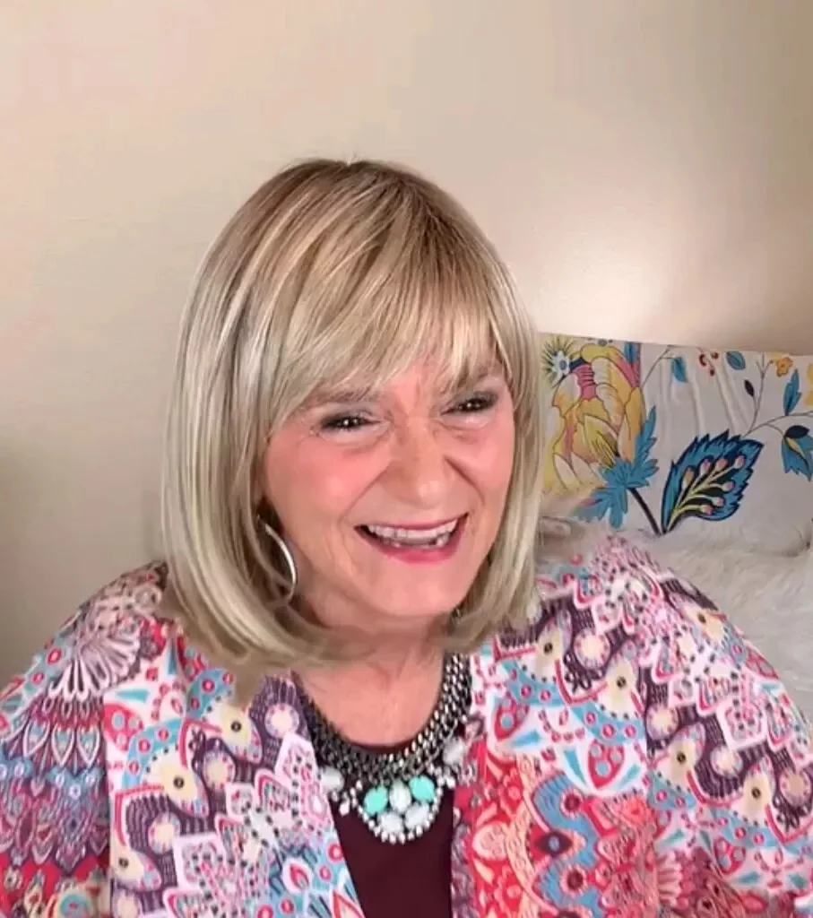 

Futura Короткий парик Боб с челкой Пепельно-русый мелирование Парик фронта шнурка Натуральные корни Синтетический смешанный 5% Парик из человеческих волос для женщин