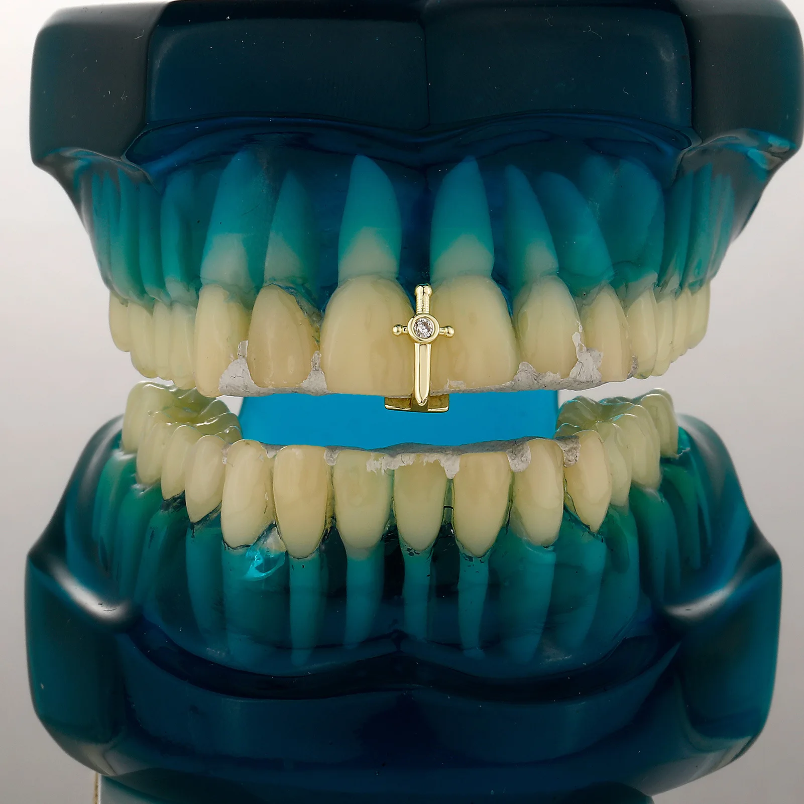 Edgy Trendy Sword Shield Design Full CZ Single Tooth Grillz Hip Hop Rapper Street Fashion Mouth Jewelry Wholesale