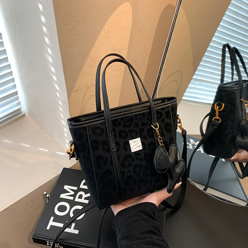 

Elegant Vintage Clutch Purse Bag With Designer Paris Fashion Trendy Appeal And Letter Logo Feature