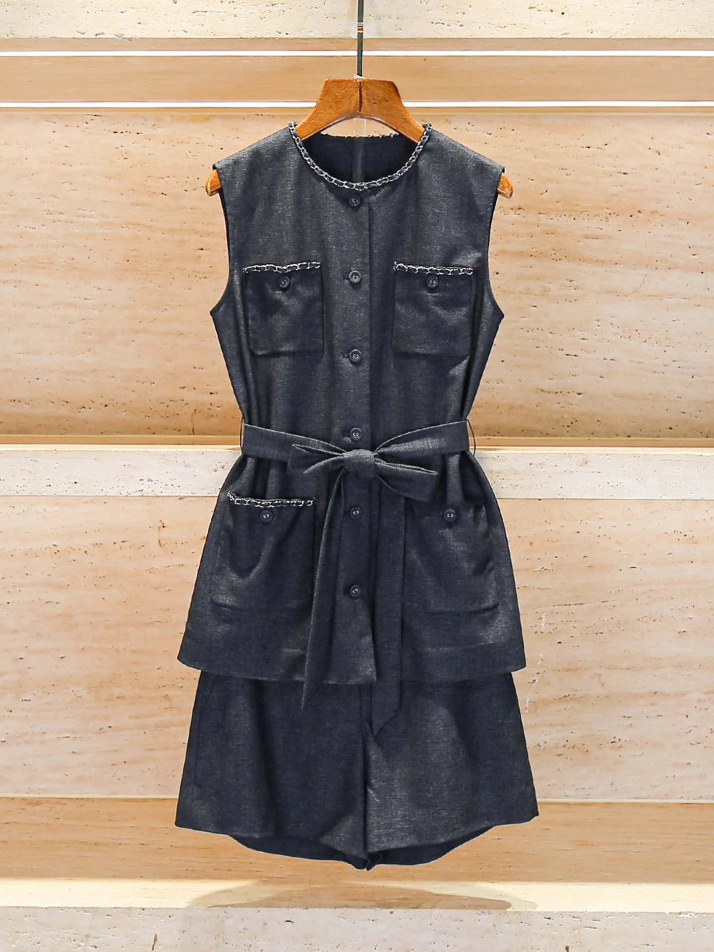 High-End-Jeansweste für Damen, Top Orts-Set, Sommer 2022, mit Gürtel, bezaubernd, zweiteilig, Polyesterfaser, rund, mit Knopfleiste