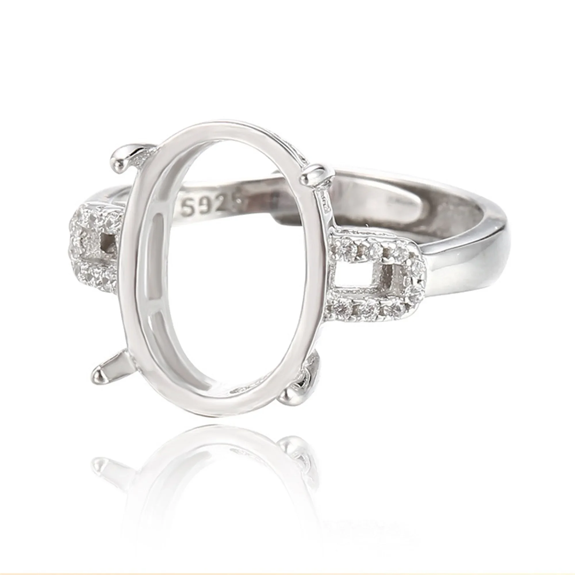 

Регулируемая оправа кольца из серебра 925 пробы для овальных кабошонов диаметром 10 x 14 мм.