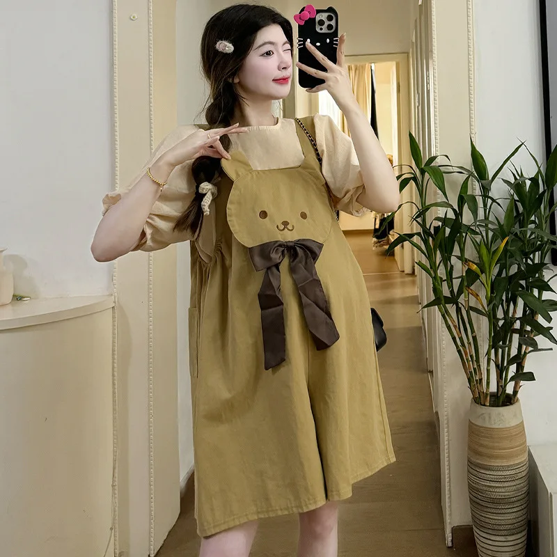 2025 Traje de maternidad de estilo japonés: conjunto de monos bordados de oso lindo para mujeres embarazadas, pantalones cortos sueltos y adelgazantes de verano