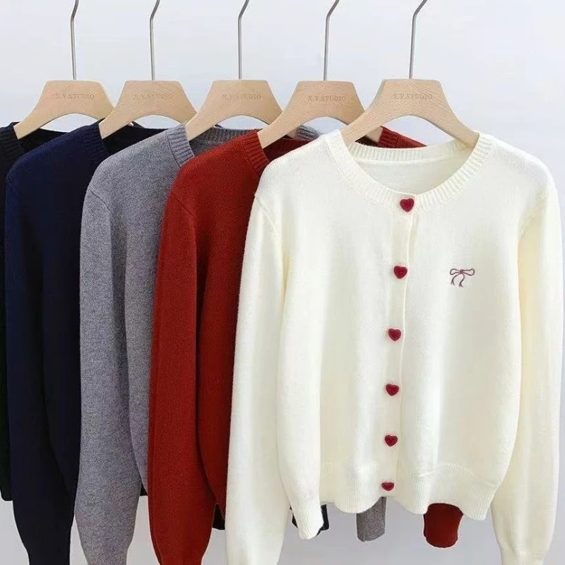 2025 Bow broderie col rond simple boutonnage en forme de coeur bouton pull femmes tricoté Cardigan coréen décontracté solide haut en tricot