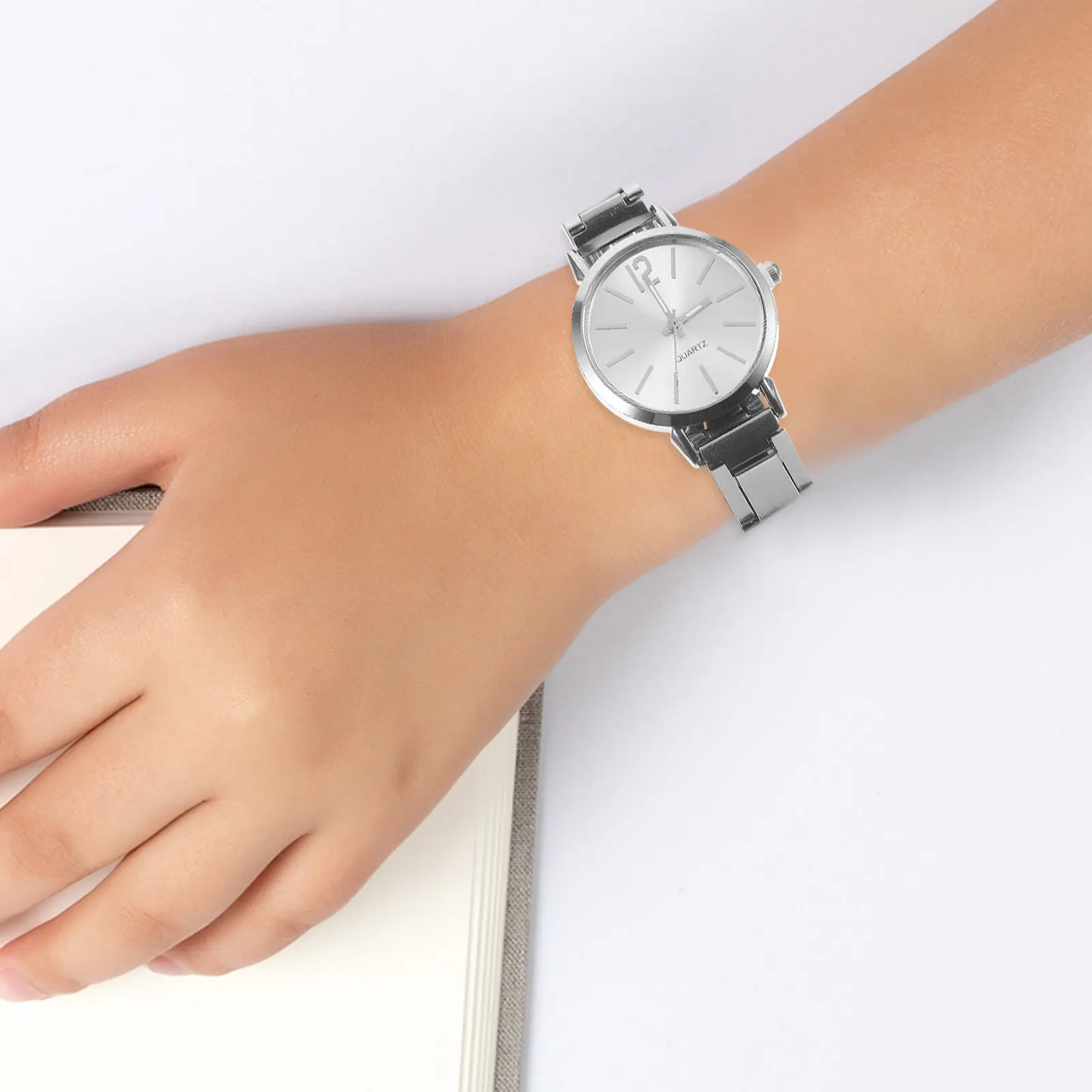 

Модные женские часы, серебристо-белый корпус из сплава, кварцевый механизм, элегантный браслет, наручные часы, подарок на праздник, день рождения