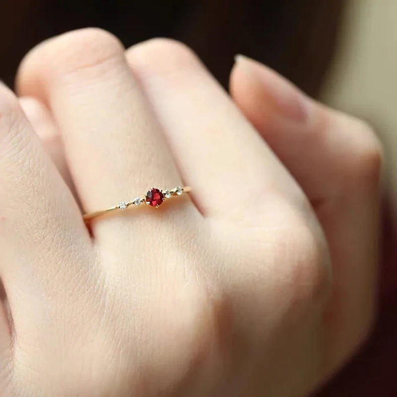 Designer Originele Nieuwe Stijl Ingelegd Ruby Geometrische Platte Ring Prachtige Opening Verstelbare Koude Wind Zoete Vrouwen Sieraden