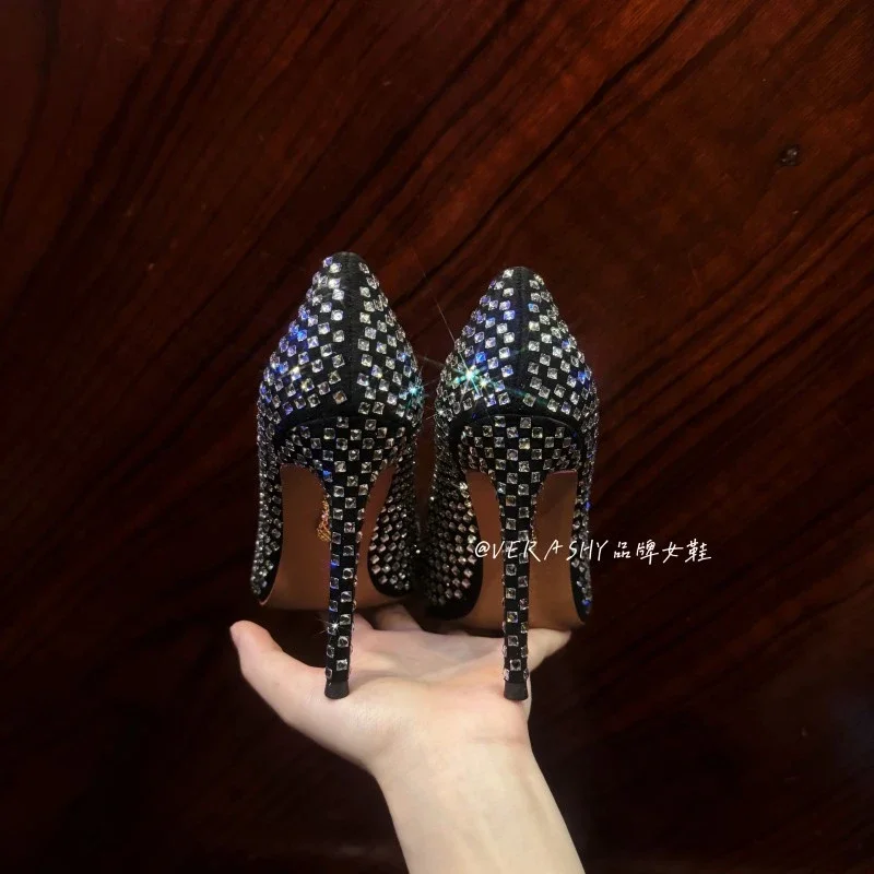 Schwarze High Heels für Damen, 2025, voller Diamanten, High-End-Temperament, schmaler Absatz, 10 cm, spitzer Luxus-Strass-Einzelschuh