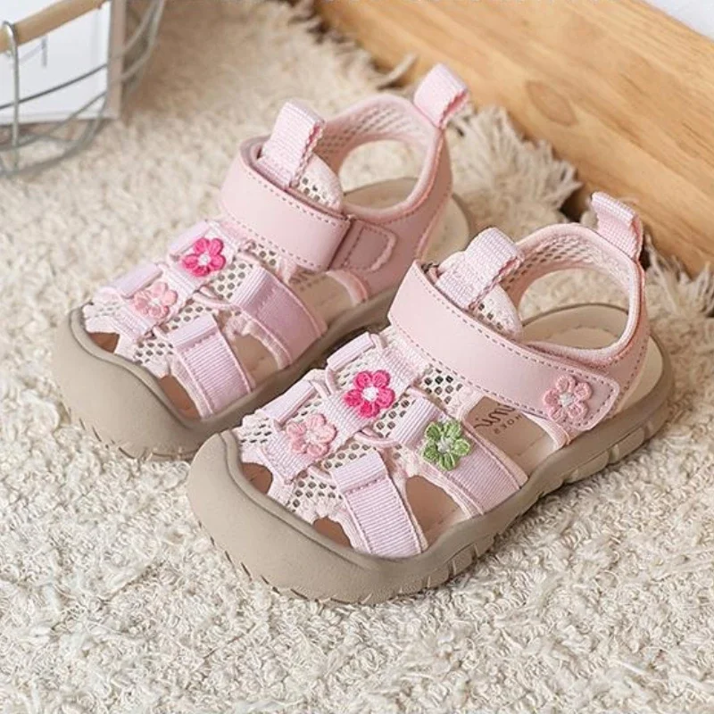 

Детские спортивные сандалии, лето 2025 г., сандалии принцессы с закрытым носком и защитой от столкновений для девочек, уличная пляжная обувь для речной трассировки