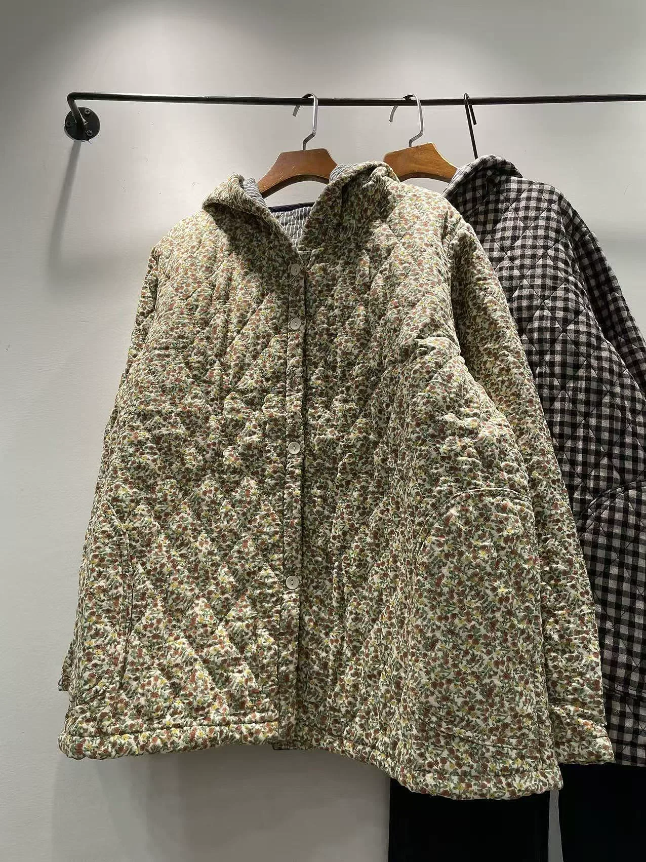 

2026 Женская стеганая куртка больших размеров в японском стиле с капюшоном в клетку, хлопковое стеганое пальто, стеганая куртка, женское пальто среднего возраста