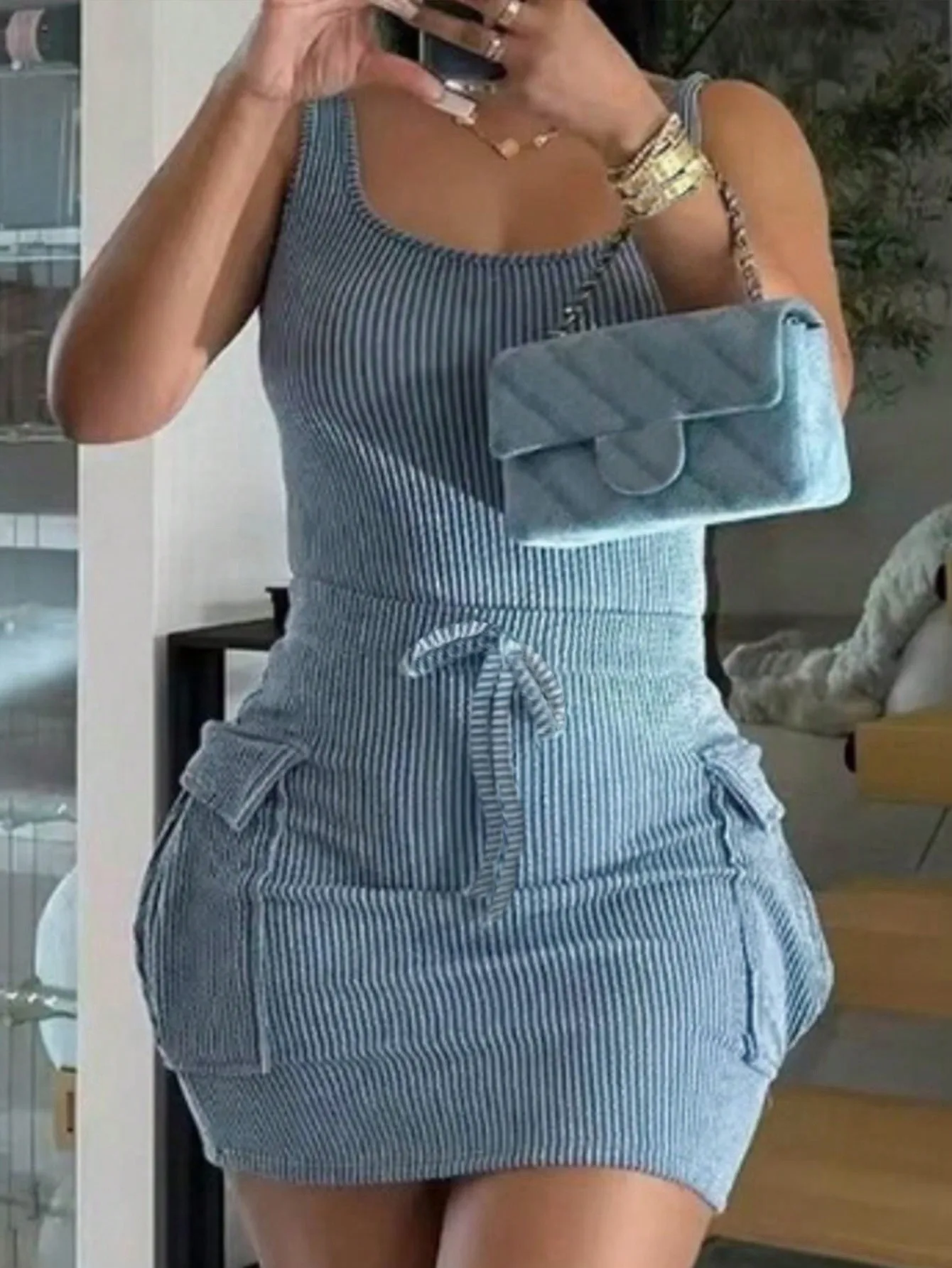 

Женское трикотажное мини-платье в рубчик с завязками на талии и карманами-карго