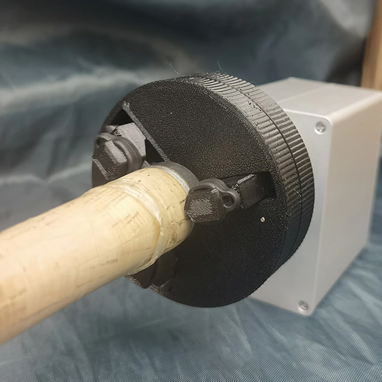 Olta Aracı Epoksi Boyama Ayarlanabilir Yükseklik 9.2-10.5 cm Olta Kamışı Destek Standı 3 Çeneli Ayna Ekseni Dönen Yapıştırma Makinesi