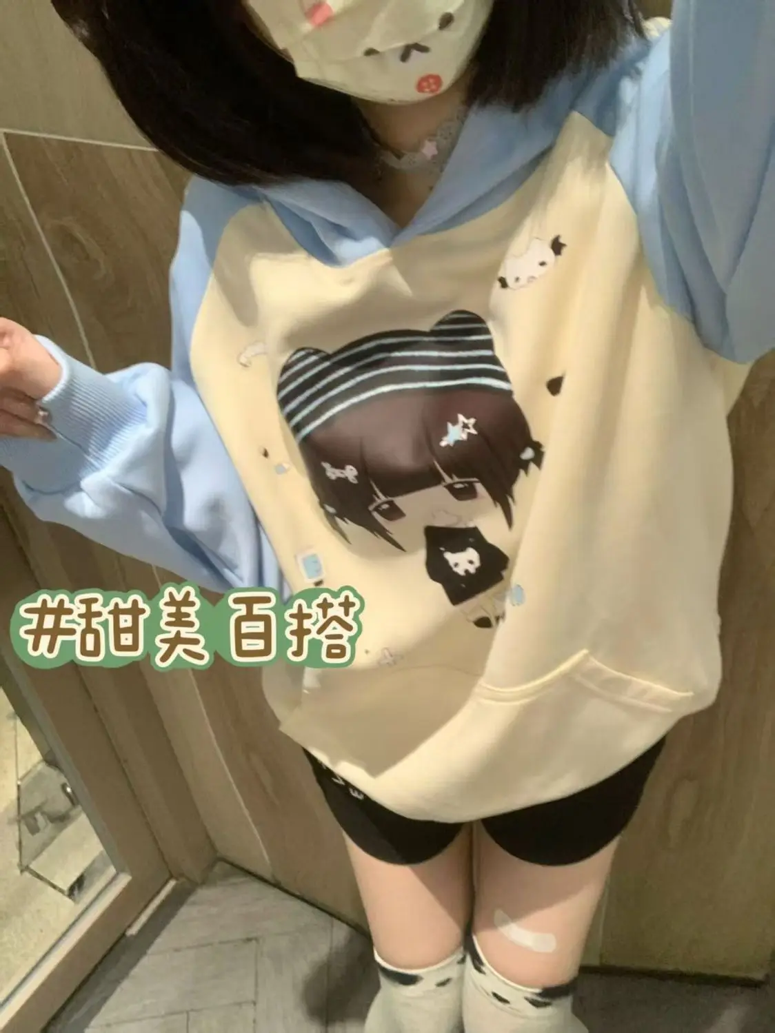 هوديي ياباني عصري Y2K 2000s Kawaii Cartoon Girl مطبوع: أكمام راجلان متباينة باللونين الوردي والأسود، فتاة طلابية متعددة الاستخدامات