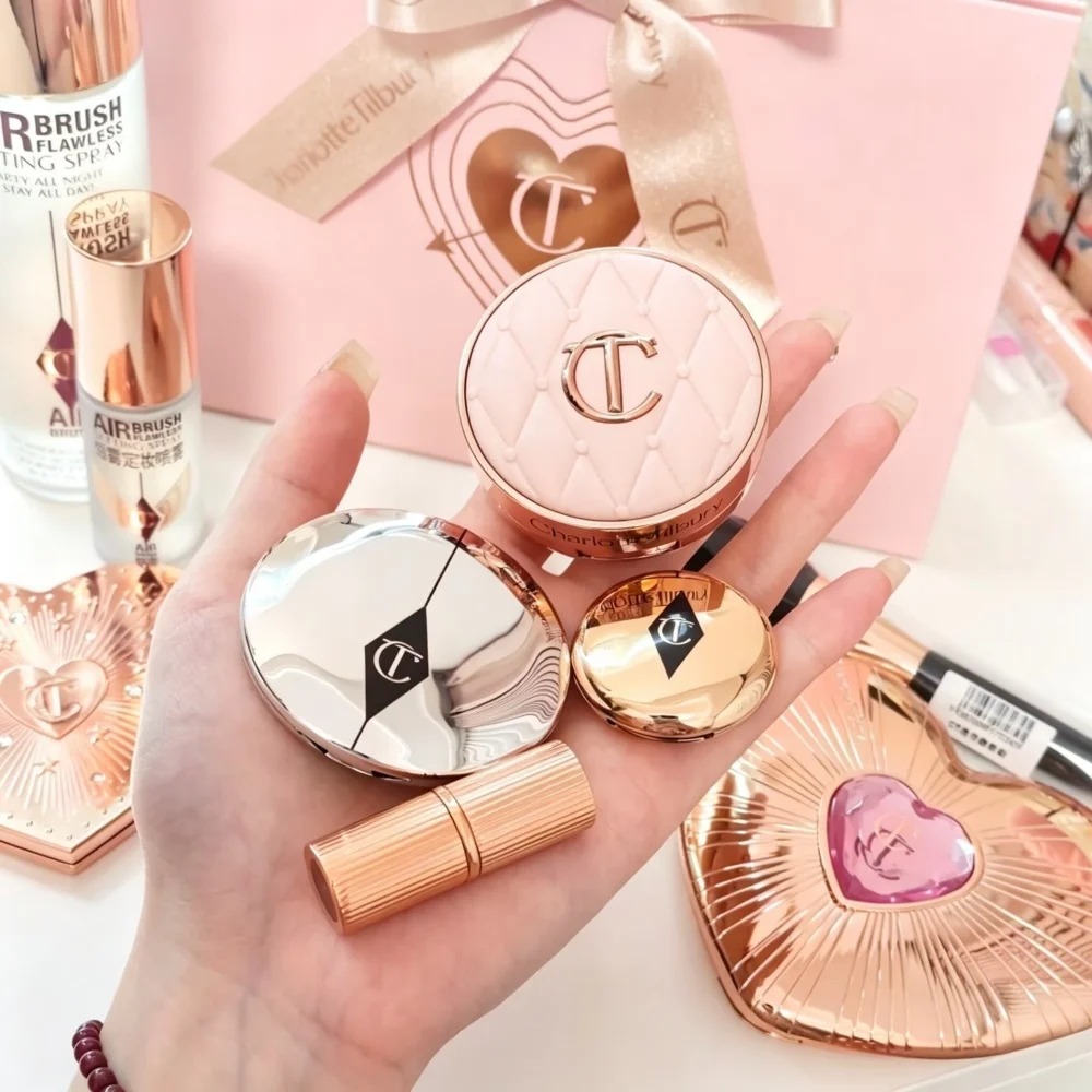 Baume à lèvres repulpant Charlotte Tilbury, gloss lisse et brillant, poudre fixante pour le visage CT, blush à la texture délicate, cosmétiques bronzants.