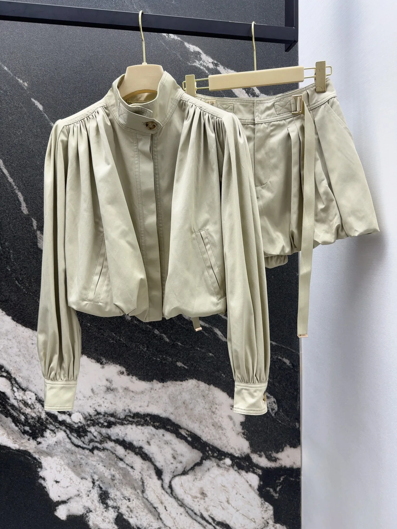 게으르고 슬림한 짧은 랜턴 플리츠 자수 반바지