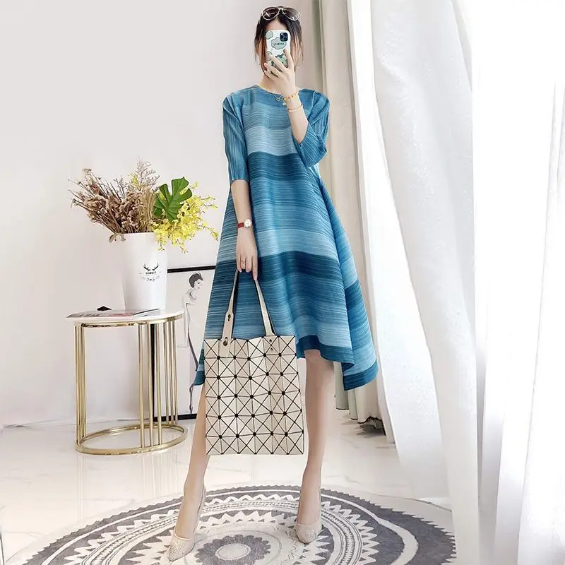 Early Autumn Color Blocking Age Reducing Striped Dress For Women 2026 Fashion Commuting Pleated Knee Length Midi Skirt