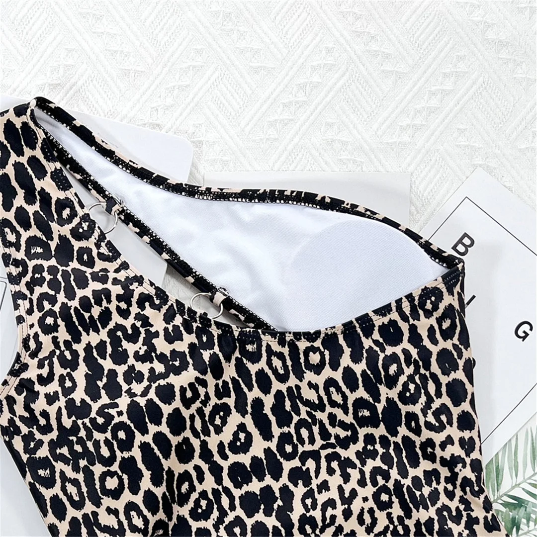 Leopardmuster, asymmetrischer Schnitt, One-Shoulder-Design, einteiliger Badeanzug, Damen-Badebekleidung, Monokini, Badeanzug, Badebekleidung für Damen, V3755. – Detail 13