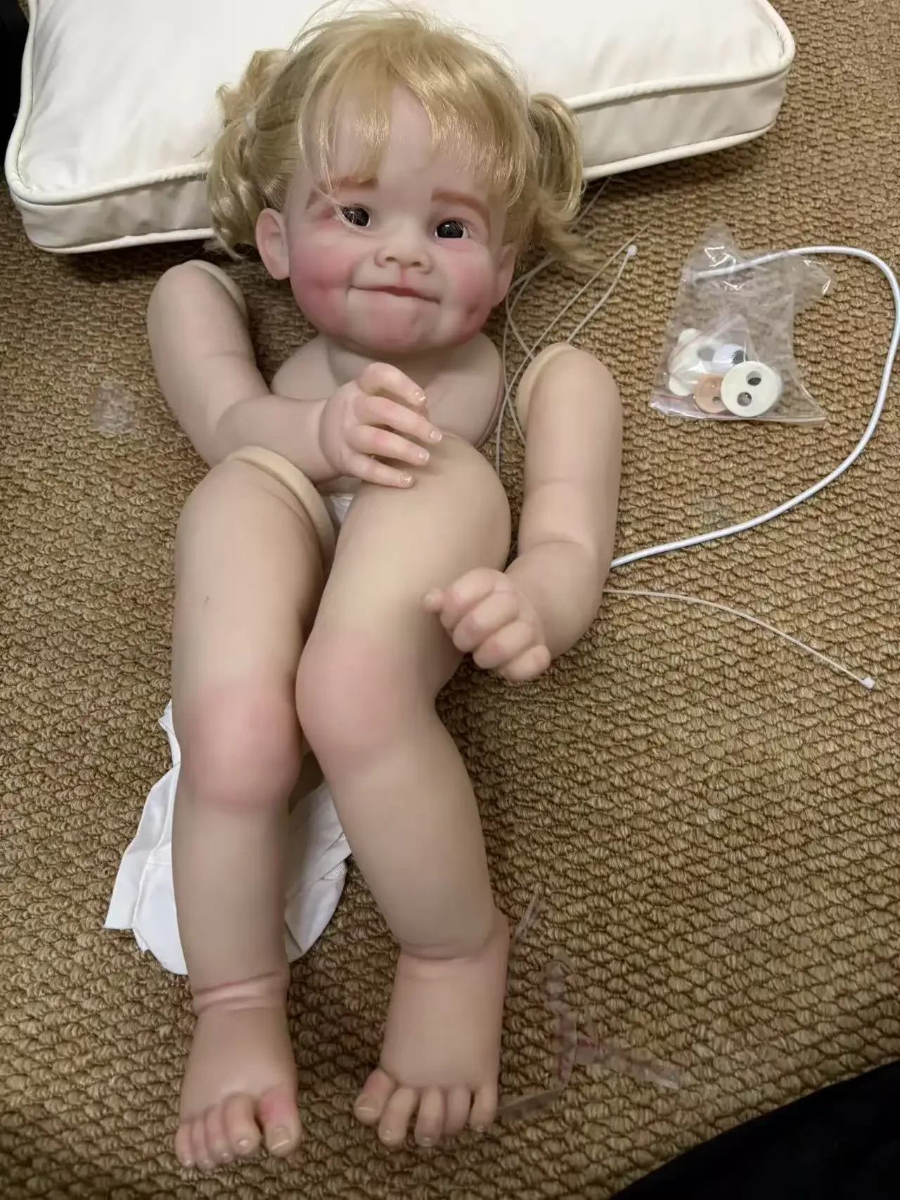 DLS مخصص محدود العرض 28 بوصة تولد من جديد الطفل رايا مع دمية مرسومة بالشعر الجذر اليدوي مع موصلات