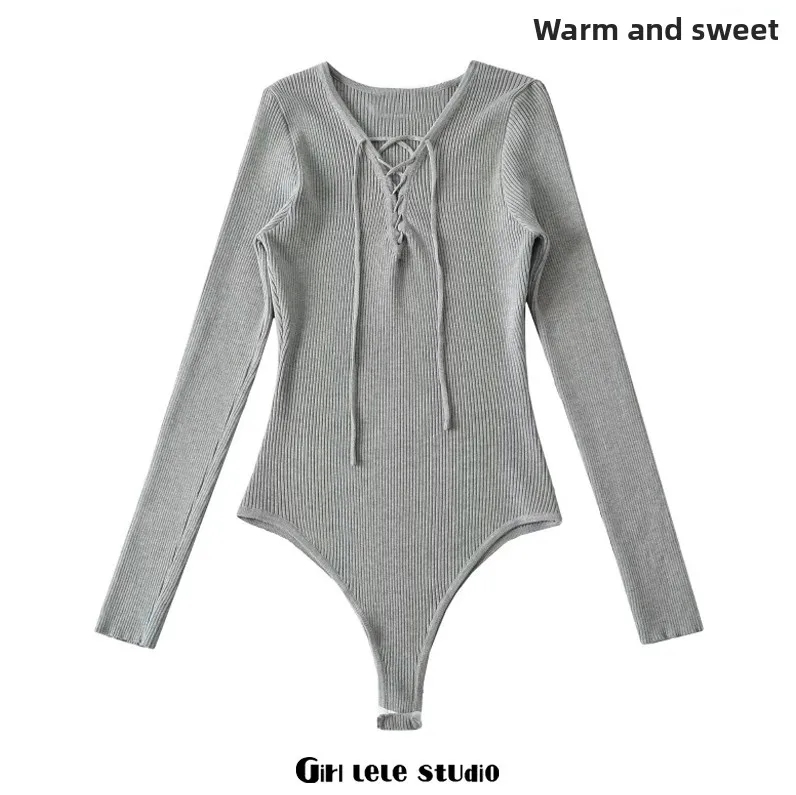 Seksowna amerykańska dziewczyna, modny sweter z głębokim dekoltem w serek, dzianinowy, długi rękaw, wyszczuplający, dopasowany, z wysokim stanem, spodnie.