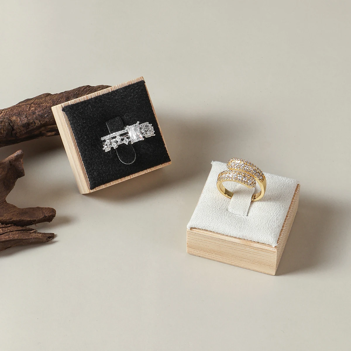 1pc Pearled Velvet Ring Holder Market Jewelry Display Solid Color Travel Wedding Ring Box Wooden Jewelry Show Props Ring Holder