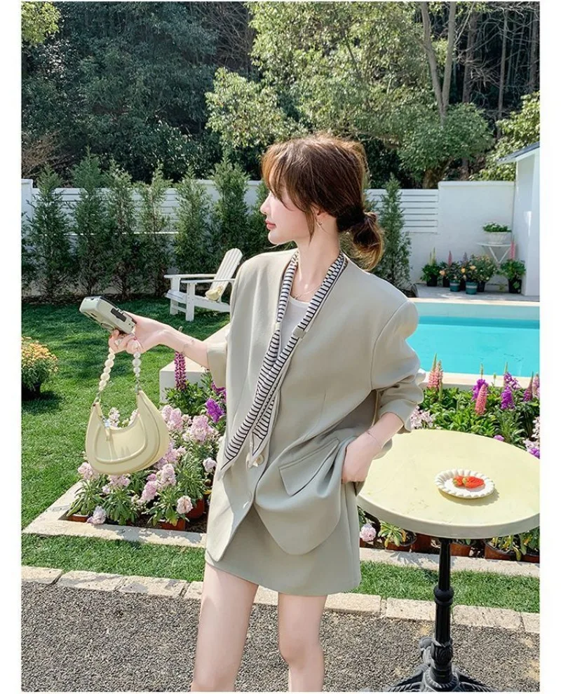 ชุดเซ็ตสองชิ้นสไตล์ลำลองสำหรับผู้หญิง ดีไซน์หรูหราทันสมัยแบบเกาหลี เสื้อแจ็คเก็ตแขนยาวทรงหลวมพร้อมกระโปรงทรงมินิเข้ารูป