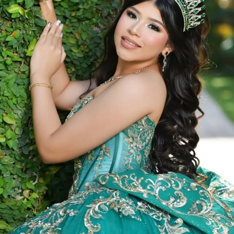 Brillant vert foncé Quinceanera robe cristal paillettes décalcomanie épaules dénudées dentelle superposition longue queue arc robes De 15 Quinceanera ﻿