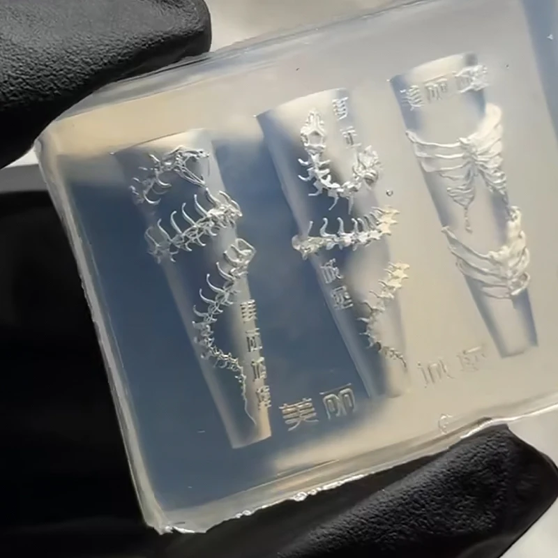 Stampo in silicone trasparente a forma di cuore per manicure, posta, pittura, costole, design dell'osso della colonna vertebrale, decorazioni per unghie, stampo per unghie in silicone