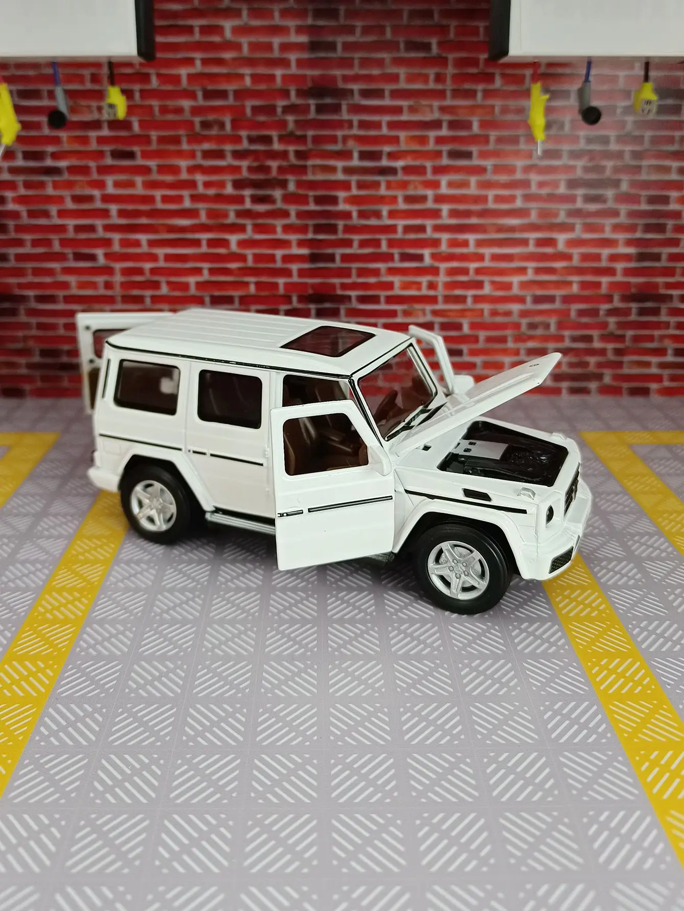 1:32 modelo de veículo off-road em liga Mercedes G350d, portas e capô do motor, porta-malas pode ser aberto como presente para amigos