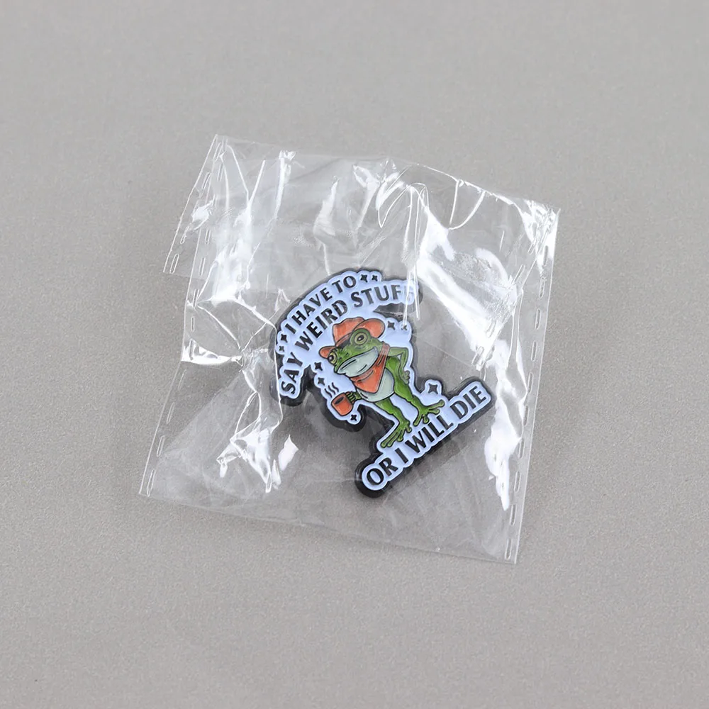 Lustiger Cowboy-Frosch Emaille-Pin „Ich muss seltsame Dinge sagen, sonst sterbe ich“ Brosche, seltsames Humor-Abzeichen, niedlicher Tierfreunde-Schmuck, Geschenk – Detail 9