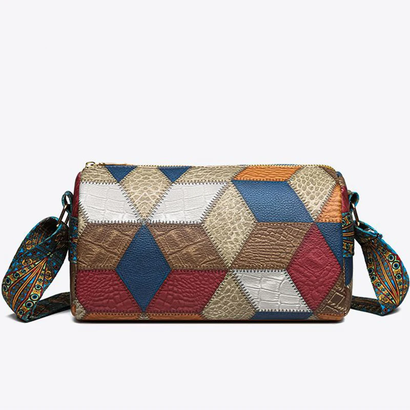 يتميز تصميم حزام الكتف لهذا حقيبة كروس مستطيلة ذات لون محايد على طراز عرقي مميز. #2