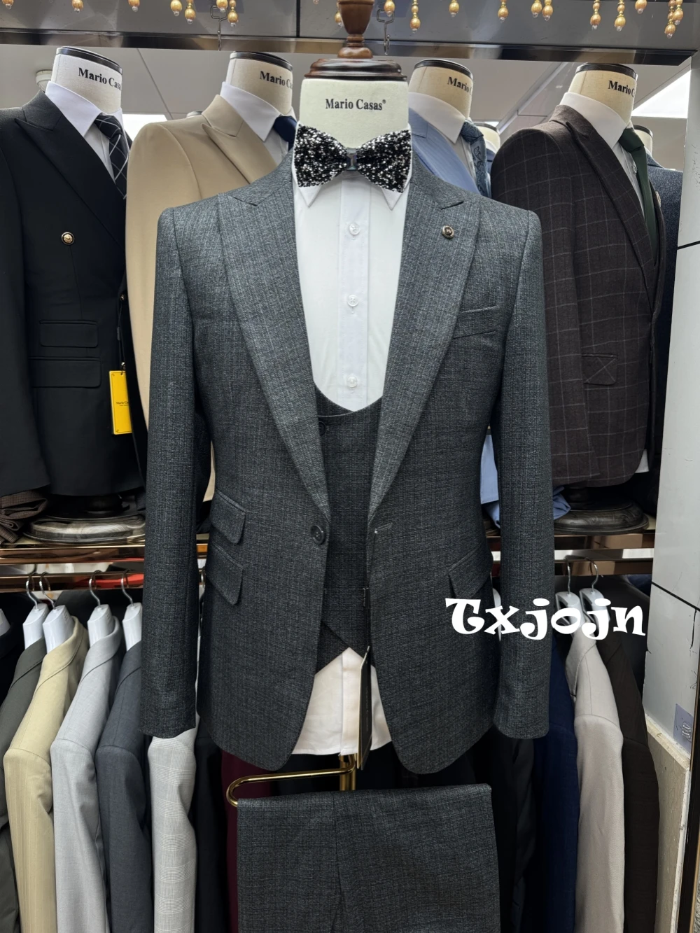 

Hot Sale Formal Men's Slim Fit Suits 3 pieces Blazer Vest Pants Business Party Prom Wear Customized Peak Lapel Suit Set For Men