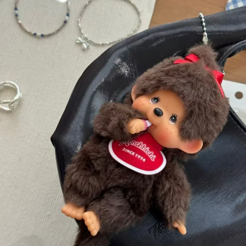 

Лидер продаж, подлинная милая и интересная подвеска в стиле Monchichi с нагрудником, подарок для пары, кукла для подруги, подарки на день рождения, Рождество, в наличии