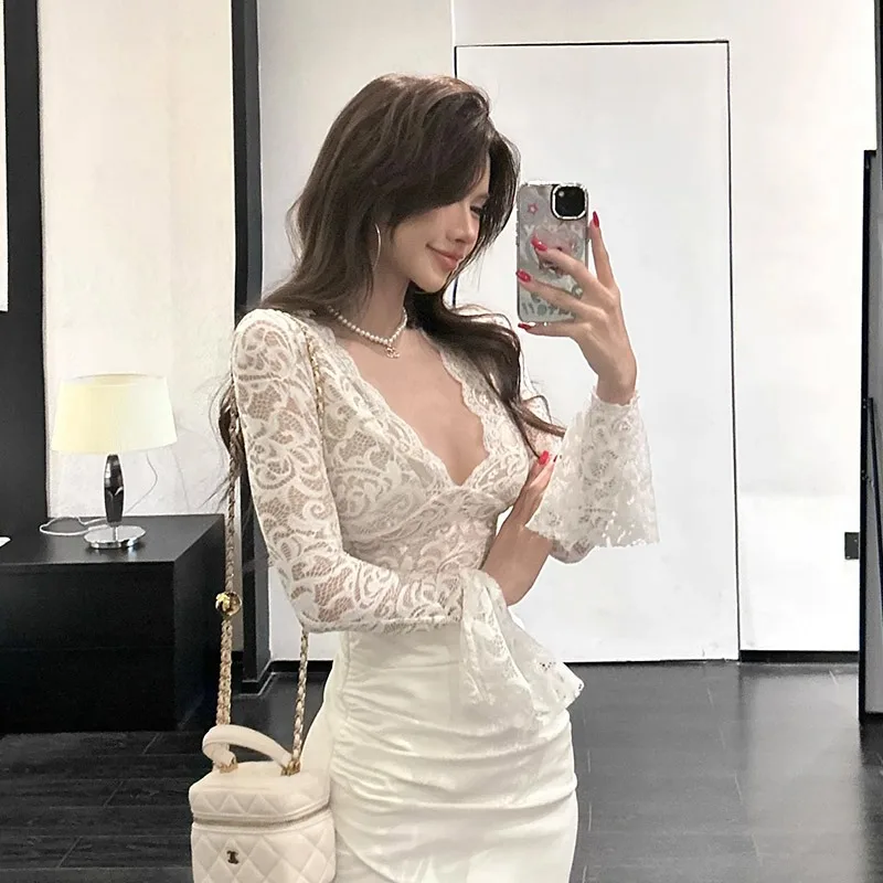

White Vintage Sexy V-neck Long Sleeve T-shirt French Fashion Lace Top Ladies Elegant Senior Sense Slim Y2k Clothing Streetwear