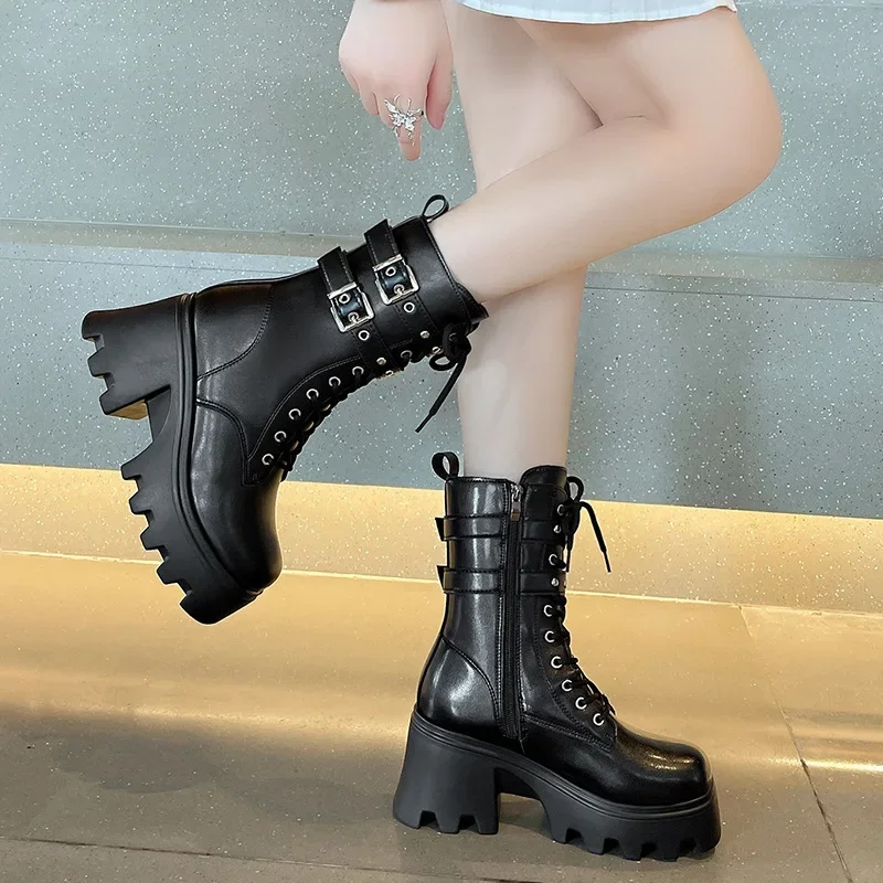 Punkowe buty damskie Buty na platformie z klamrą dla kobiet Gotyckie buty do połowy łydki Jesienne damskie buty motocyklowe Pu Leather Plus Size 42