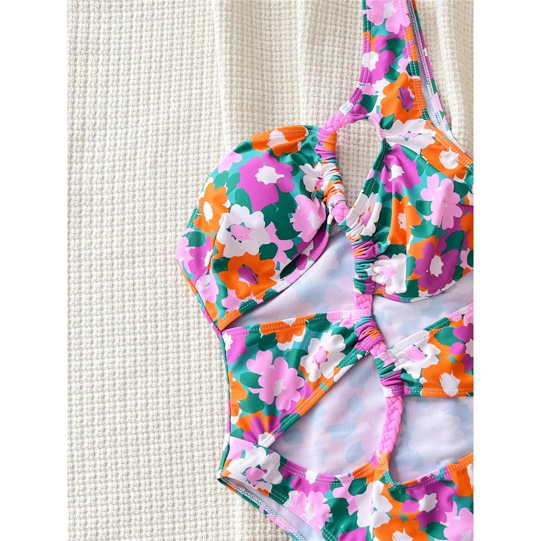 Blumenmuster, asymmetrischer Schnitt, einteiliger Badeanzug, Damen-Badebekleidung, einseitiger Schnitt, hoch geschnittener Badeanzug, Badeanzug, Modell V5791. – Detail 11