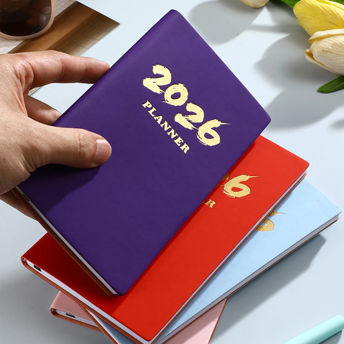 (نقش الشعار متاح) مخطط يومي صغير الحجم A6 لعام 2026، مخطط لمدة 365 يومًا، صفحات داخلية باللغة الإنجليزية، بطاقة مثقبة للانضباط الذاتي، مذكرة جيب، جدول أعمال
