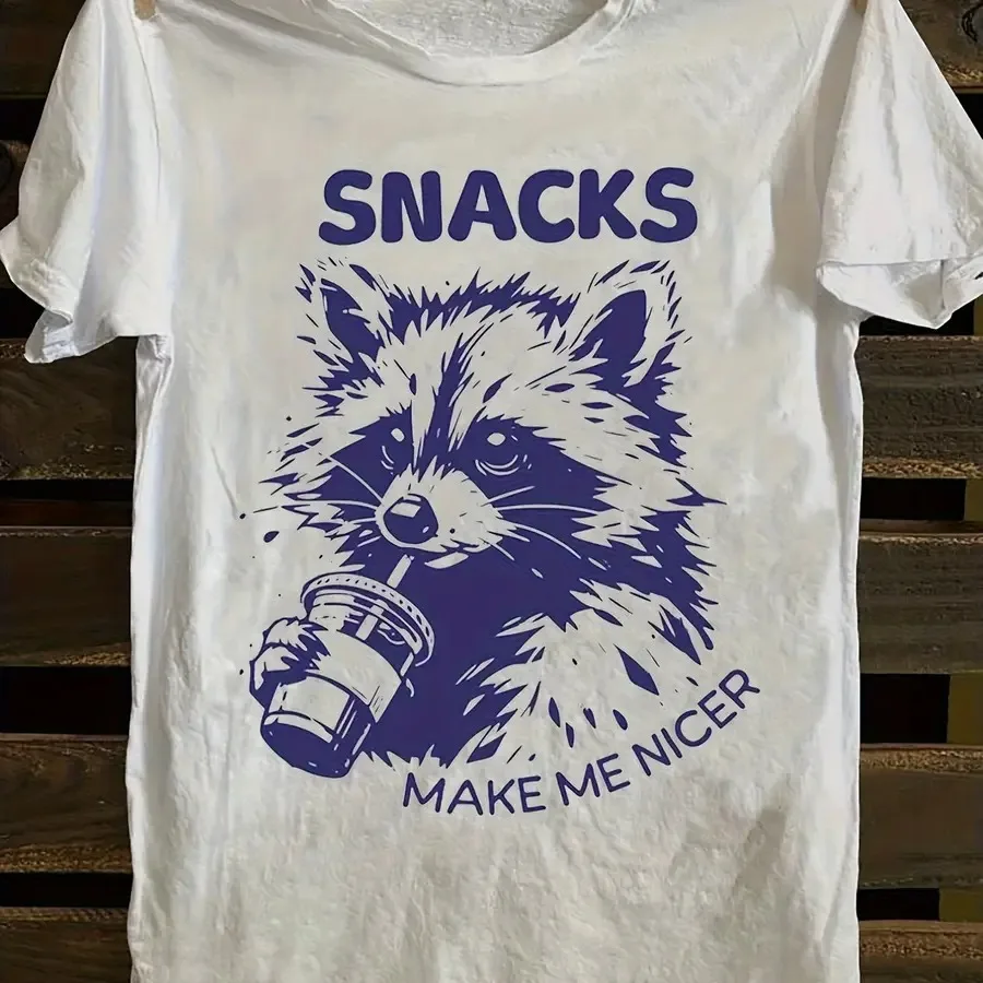 Camiseta de algodón 100% para hombre y mujer, tallas grandes y altas, con estampado de mapache lindo bebiendo de una taza y la frase 'Snacks Make Me Nice', estilo retro suave y divertido
